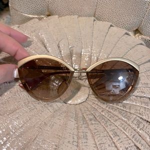 Prada 🕶- NEED REPAIR